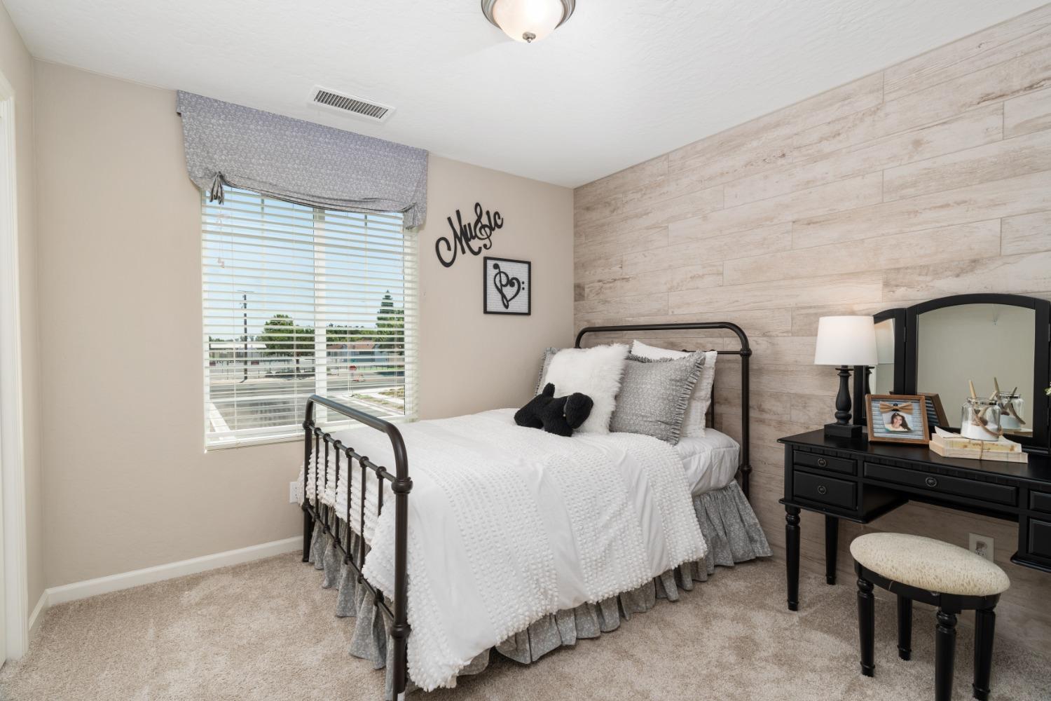 6770 E Oslin Ave, Fresno, CA 93727