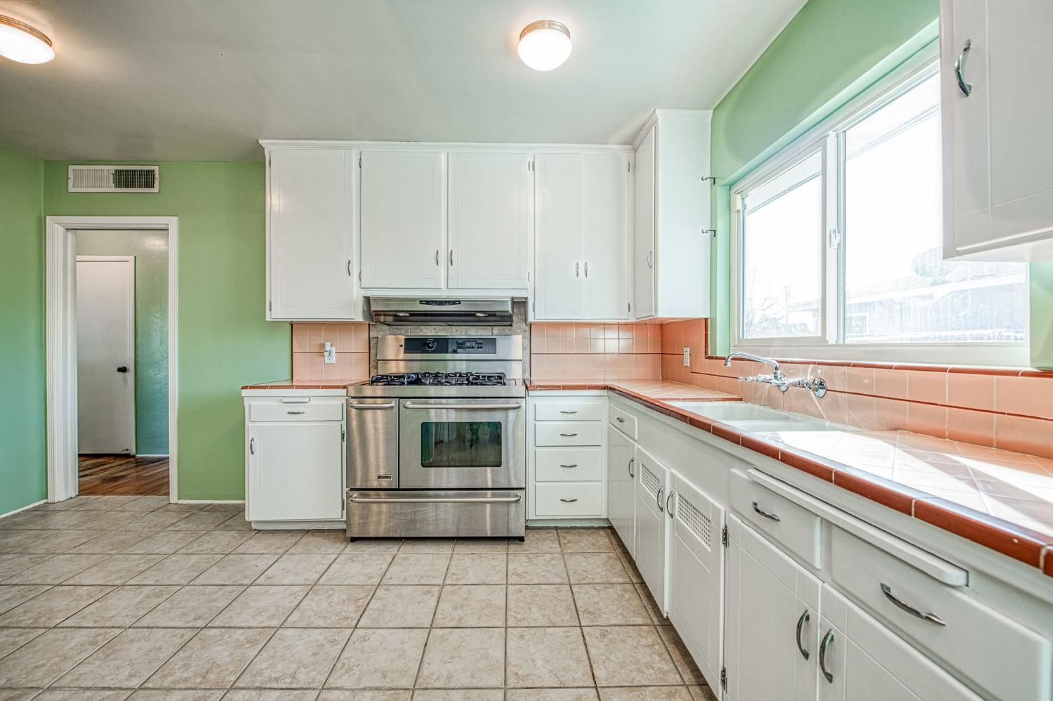 2324 E Cortland Ave, Fresno, CA 93726