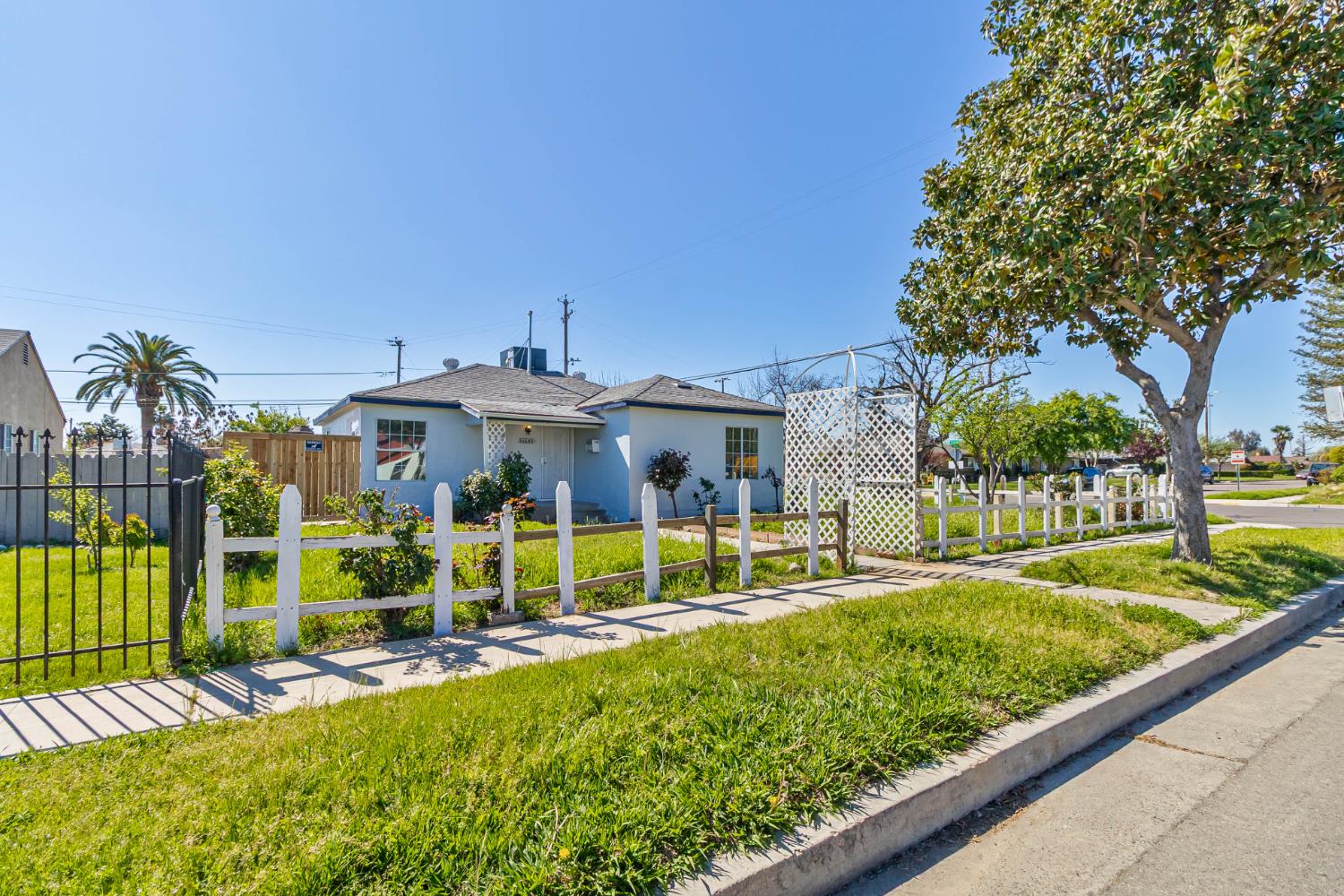 1645 W Fountain Way, Fresno, CA 93705