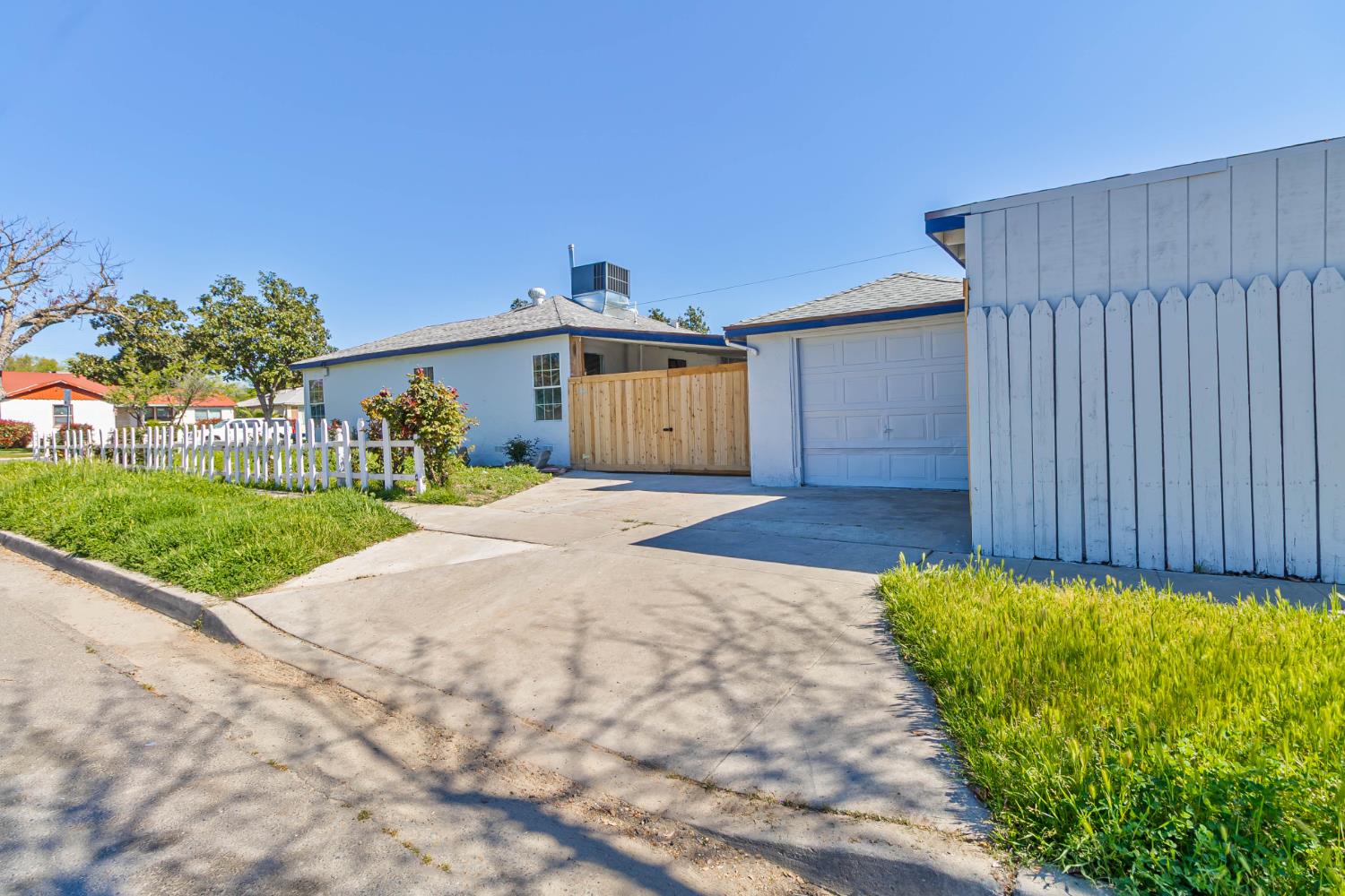 1645 W Fountain Way, Fresno, CA 93705