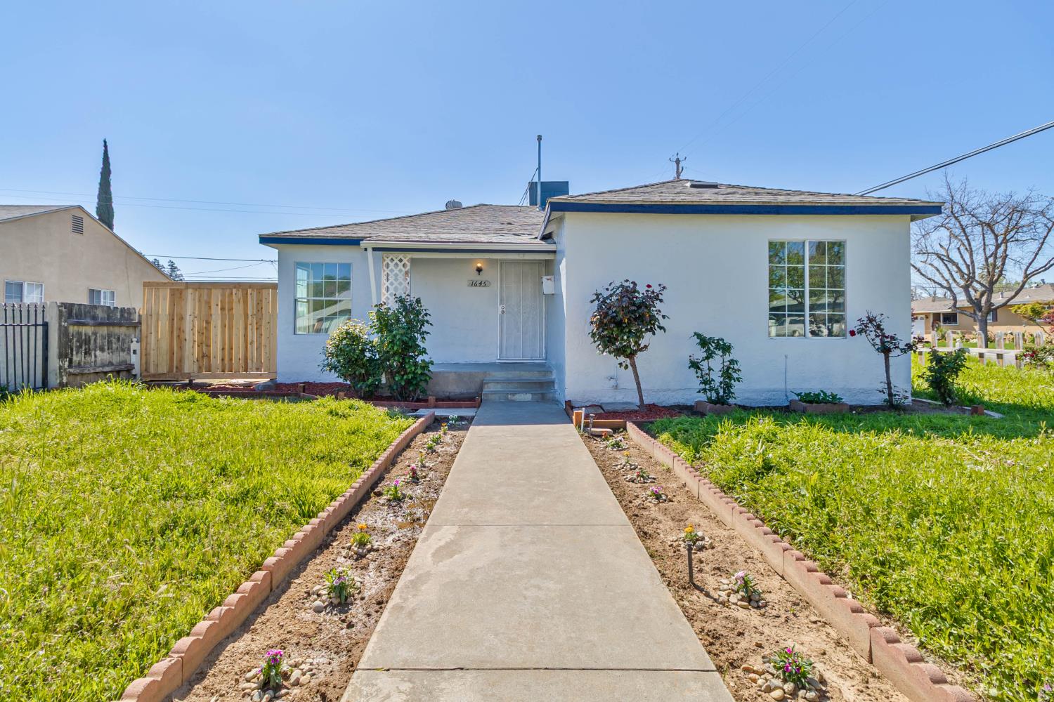 1645 W Fountain Way, Fresno, CA 93705