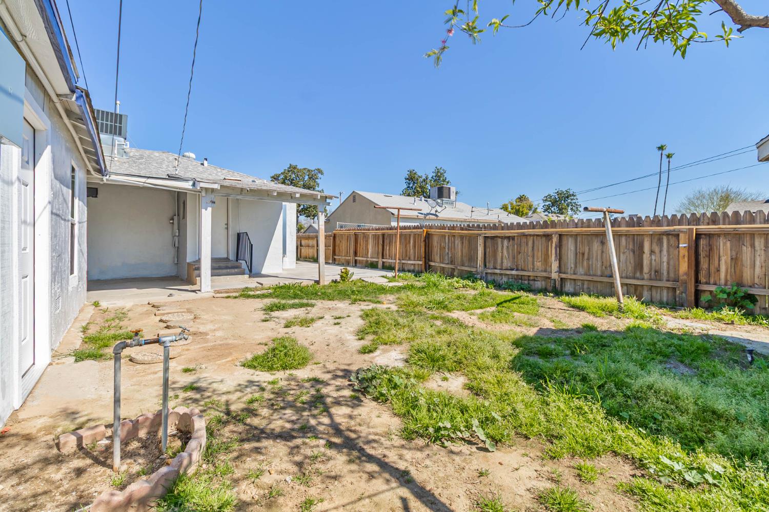 1645 W Fountain Way, Fresno, CA 93705