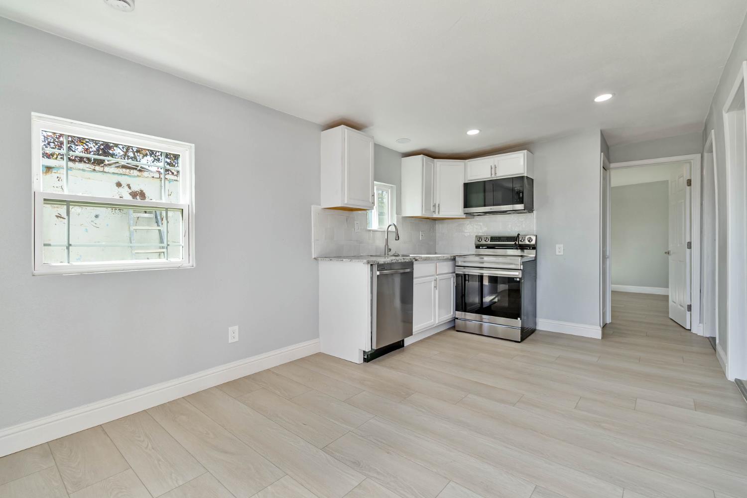 1645 W Fountain Way, Fresno, CA 93705