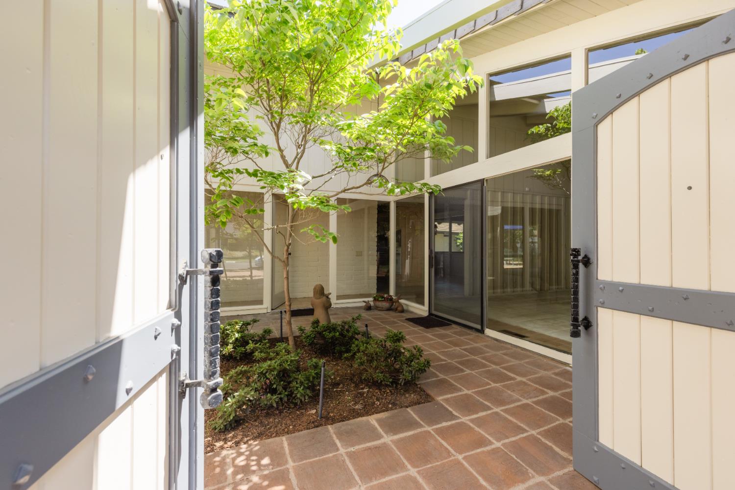 2331 W Celeste Ave, Fresno, CA 93711