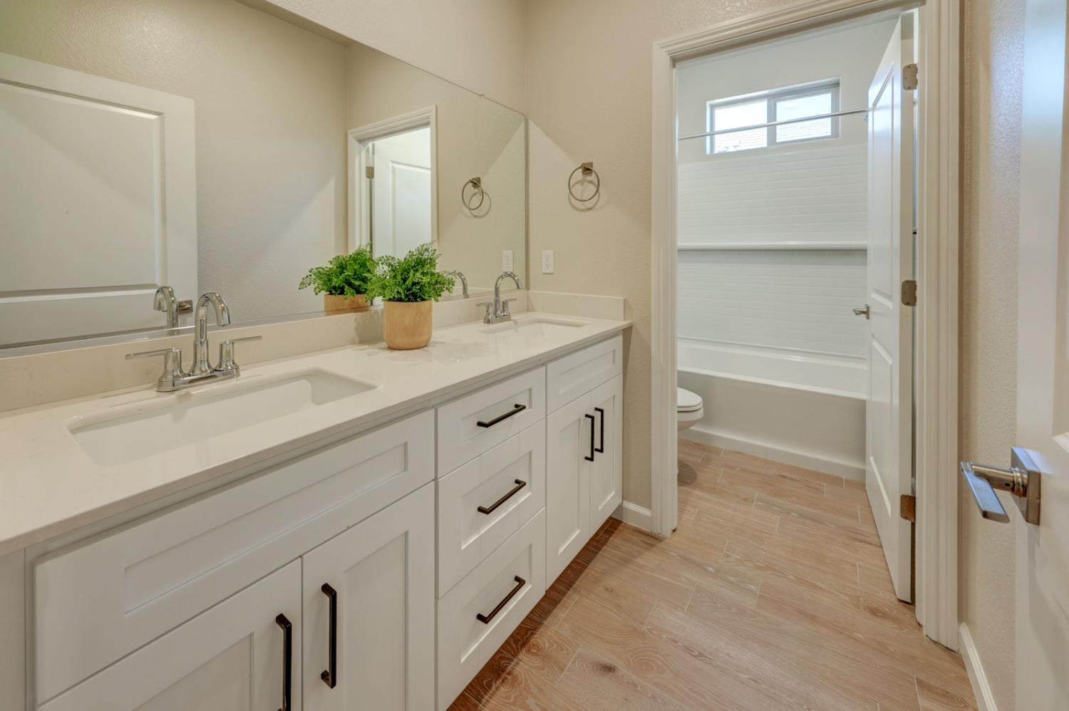 2439 E O'Keefe Dr, Fresno, CA 93720