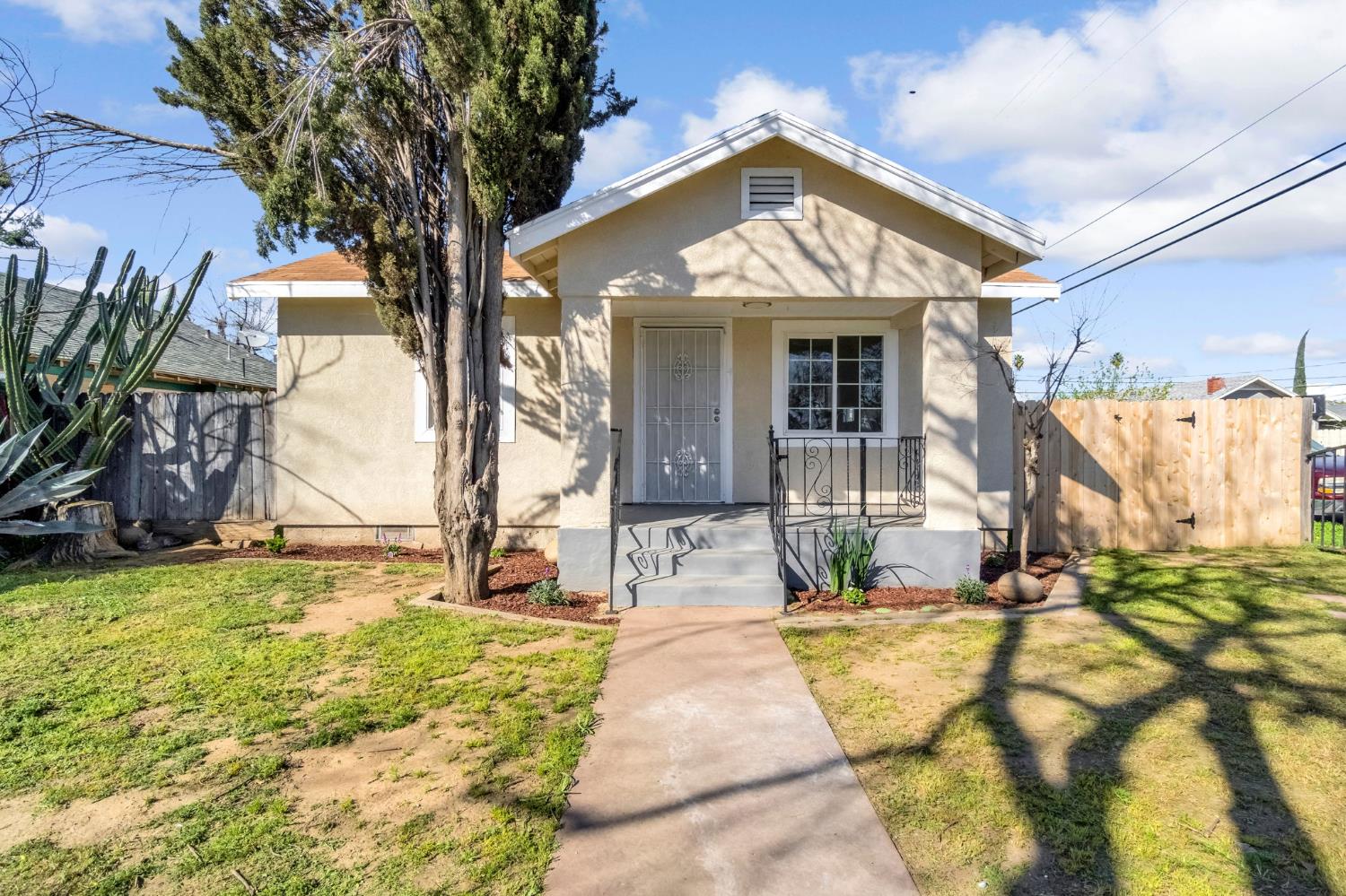 2559 E Clay Ave, Fresno, CA 93701