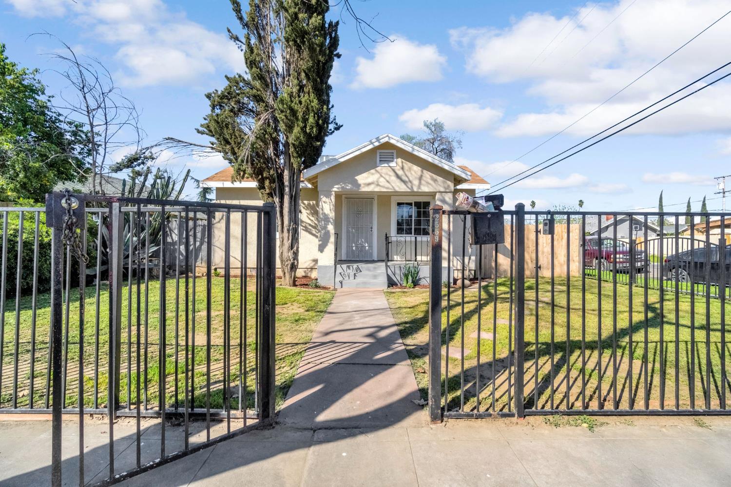 2559 E Clay Ave, Fresno, CA 93701