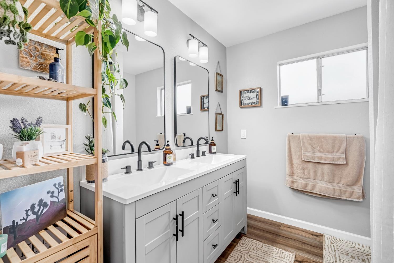 3267 W Rialto Ave, Fresno, CA 93722