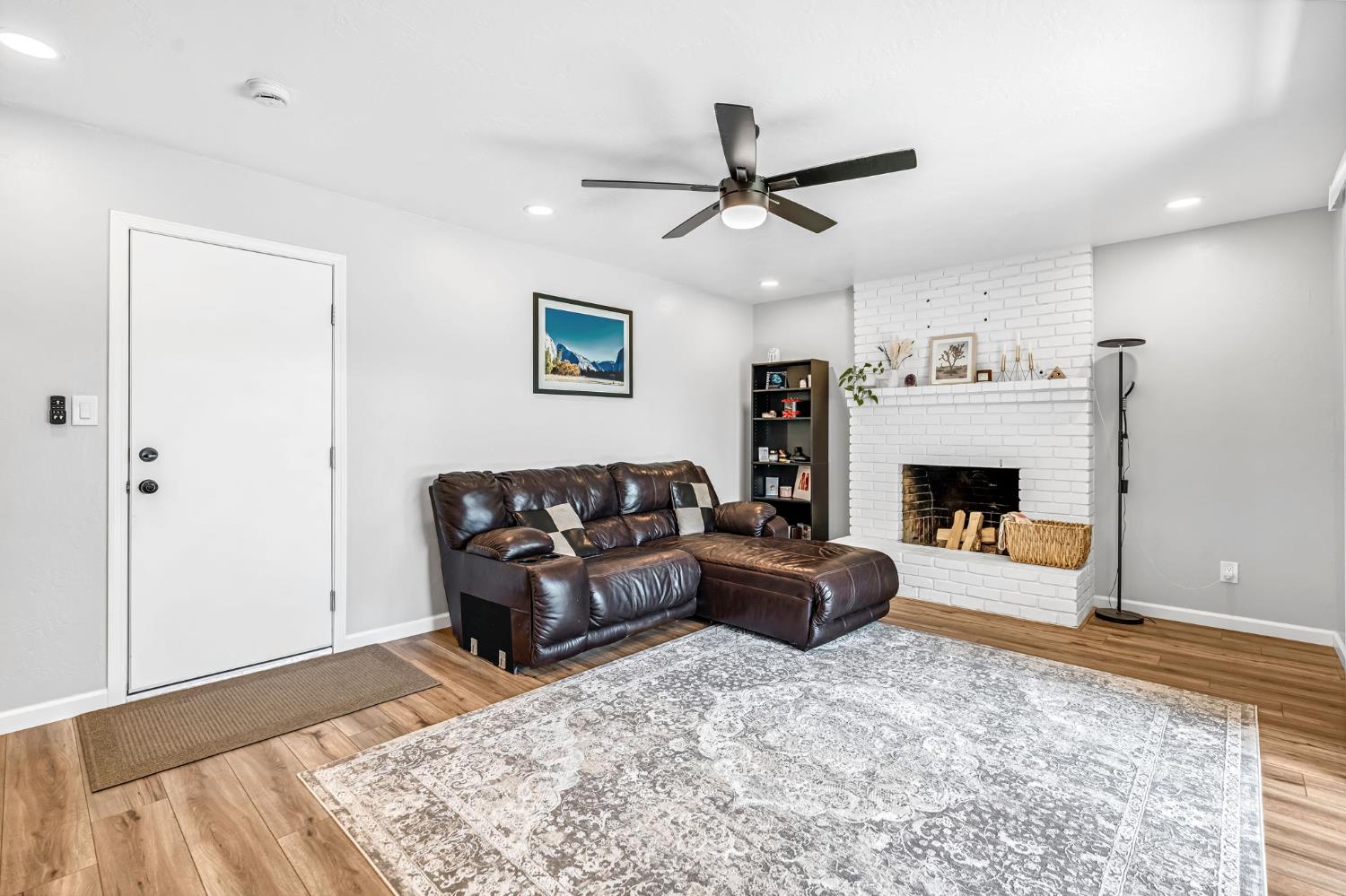 3267 W Rialto Ave, Fresno, CA 93722