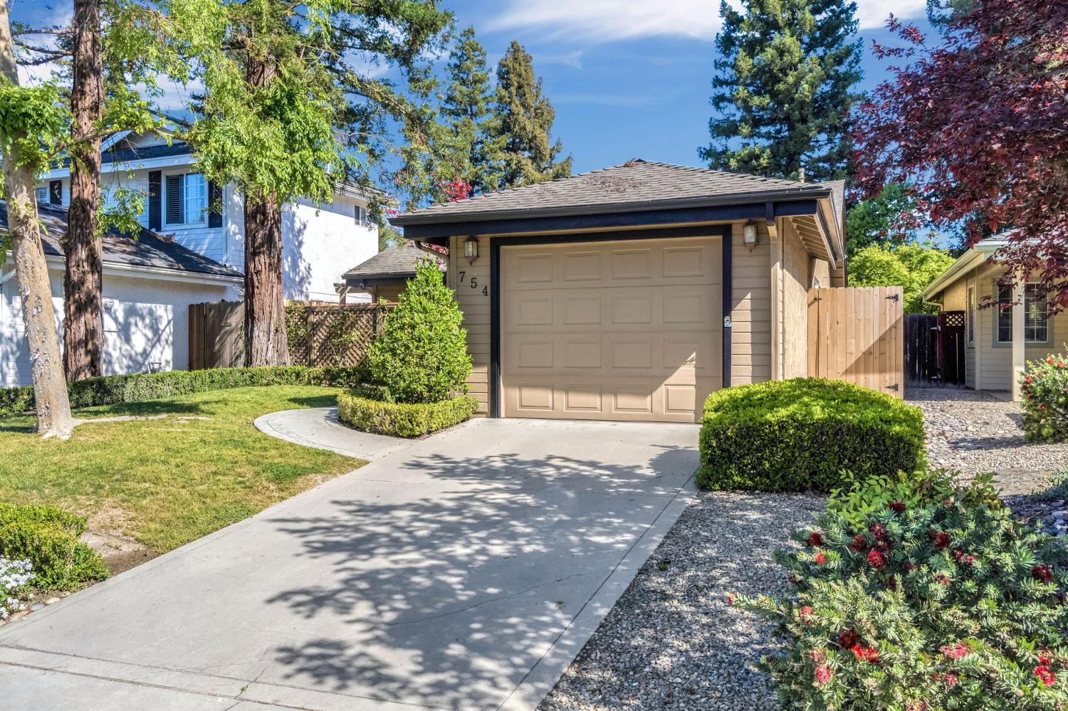 754 E Robin Ln, Fresno, CA 93730