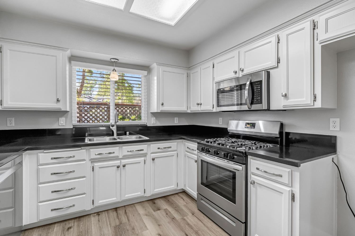 754 E Robin Ln, Fresno, CA 93730