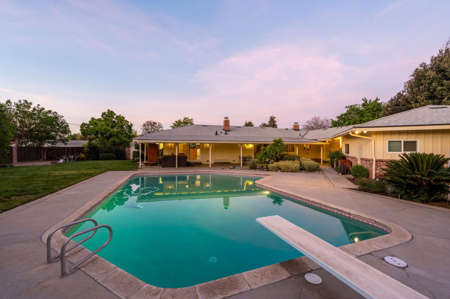 5890 E Dwight Way, Fresno, CA 93727