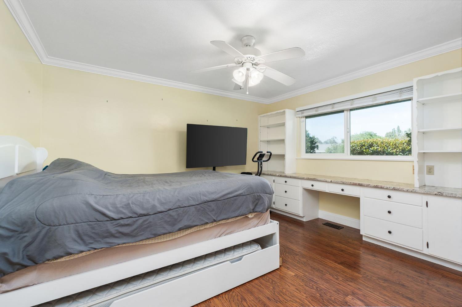 5890 E Dwight Way, Fresno, CA 93727