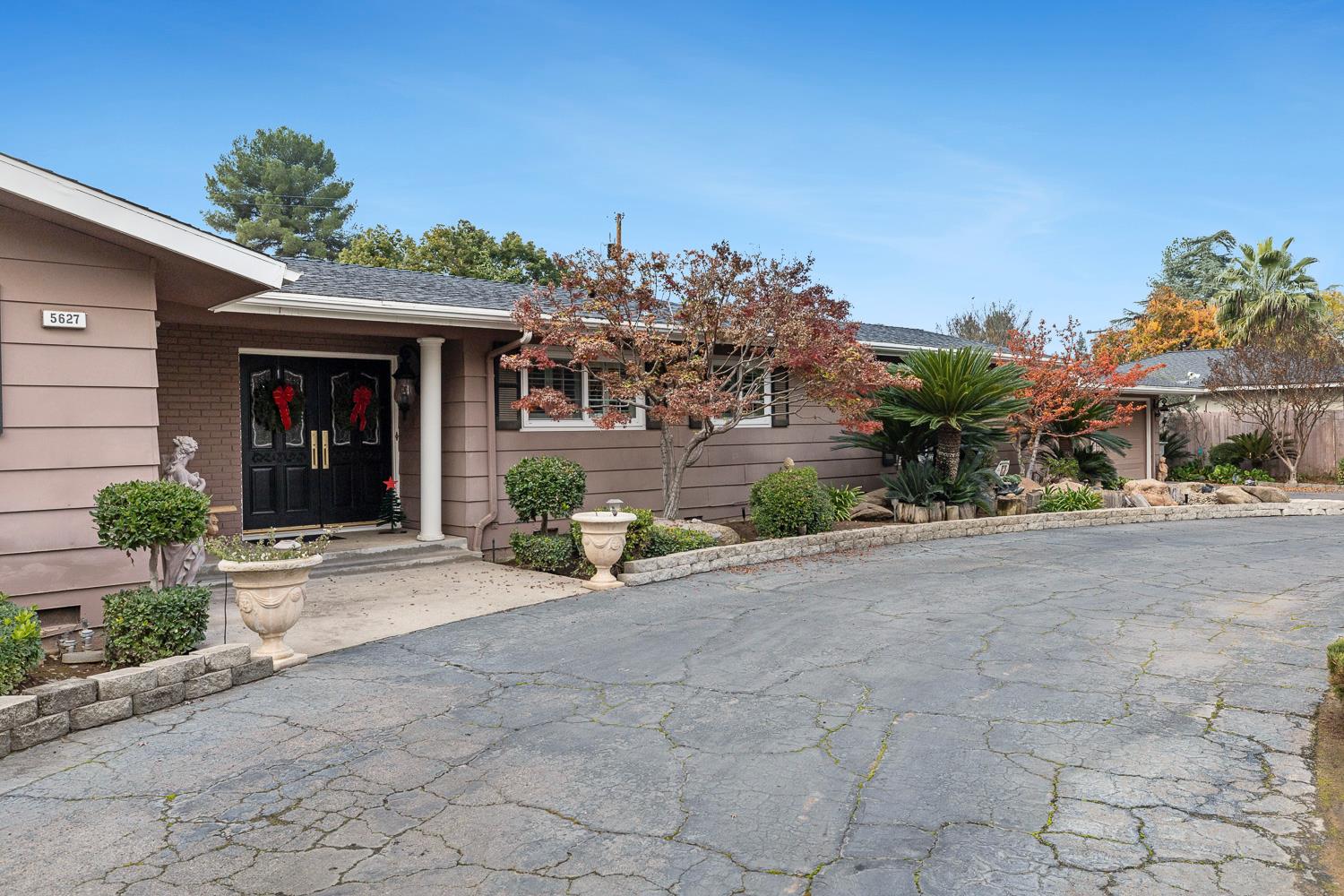 5627 N Kavanagh Ave, Fresno, CA 93711