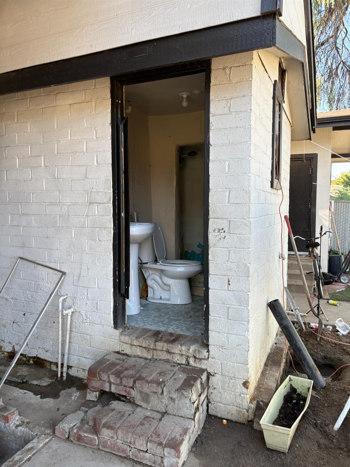 611 E Kearney Blvd, Fresno, CA 93706