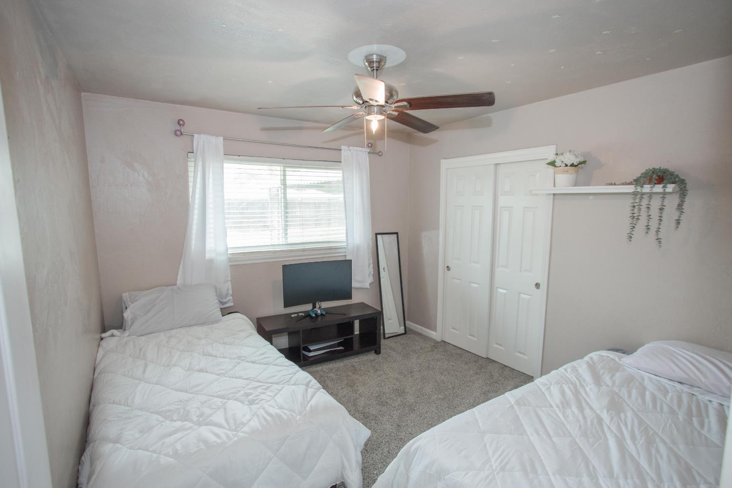 5625 E Tarpey Dr, Fresno, CA 93727