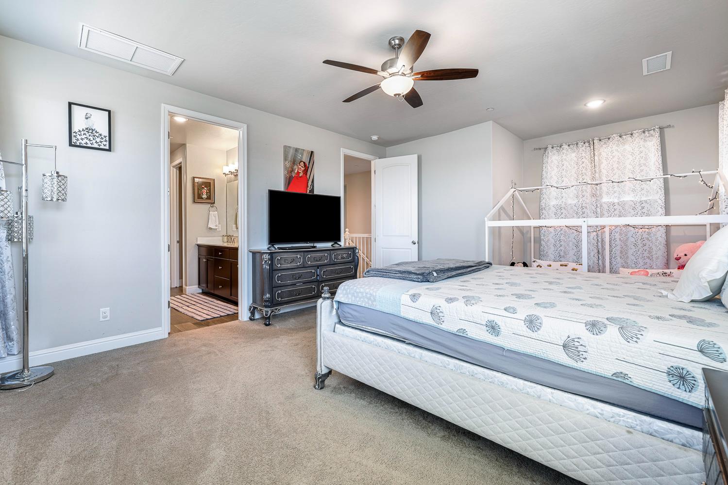 2833 N Armstrong Ave, Fresno, CA 93727