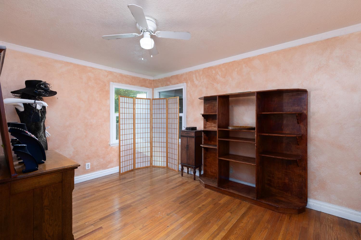 35 E Garland Ave, Fresno, CA 93704