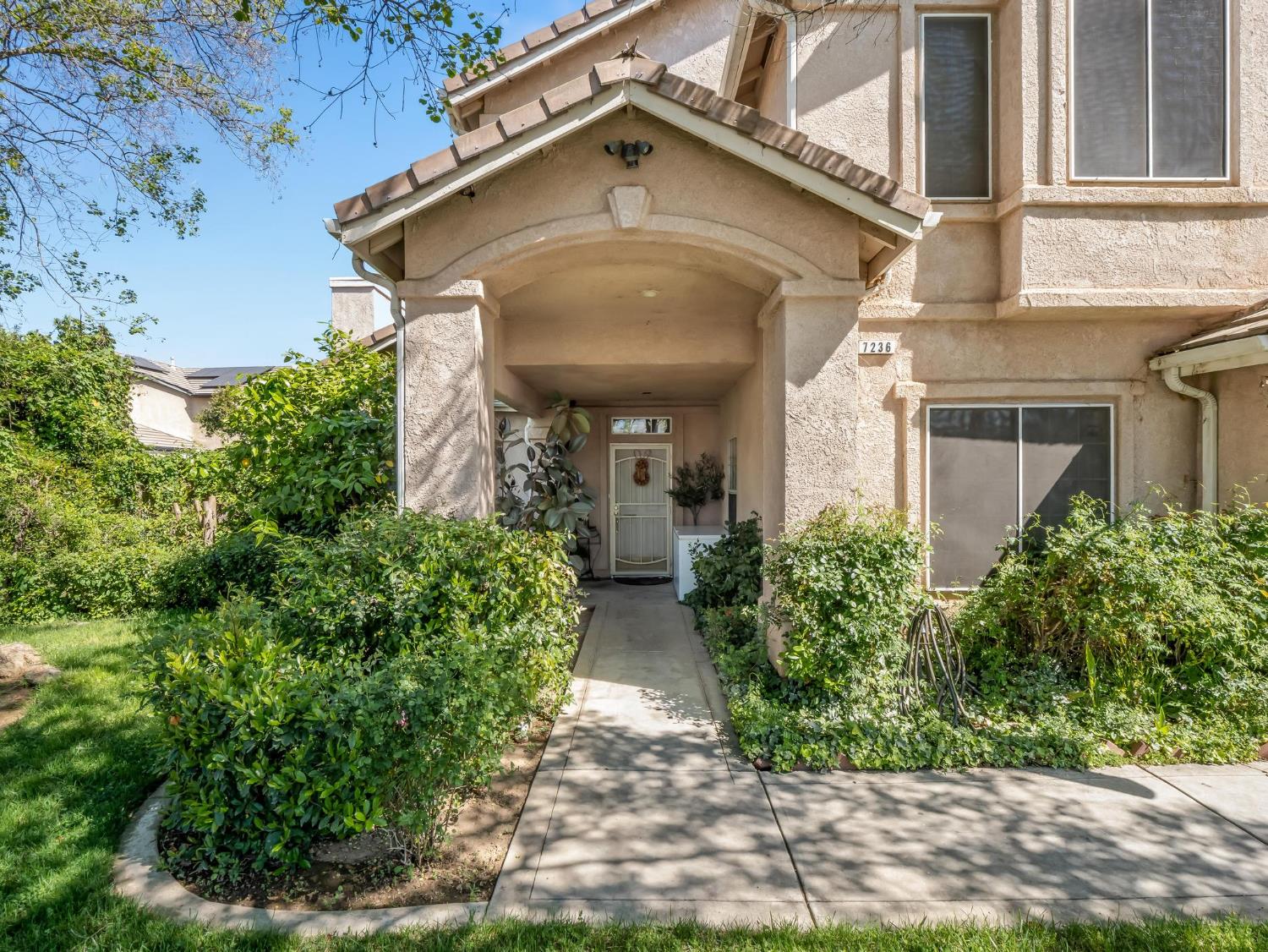 7236 N Bonadelle Ave, Fresno, CA 93720