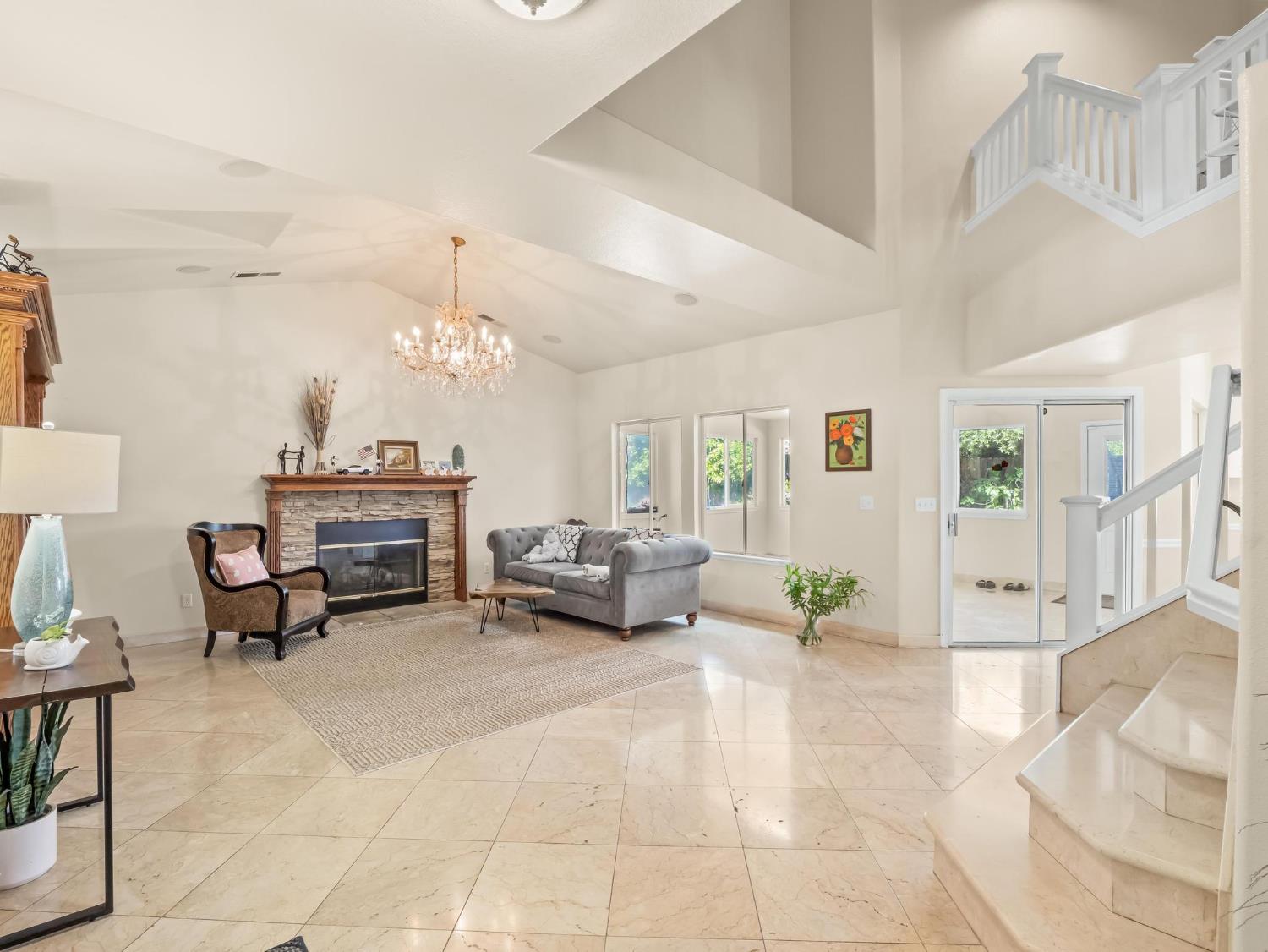 7236 N Bonadelle Ave, Fresno, CA 93720