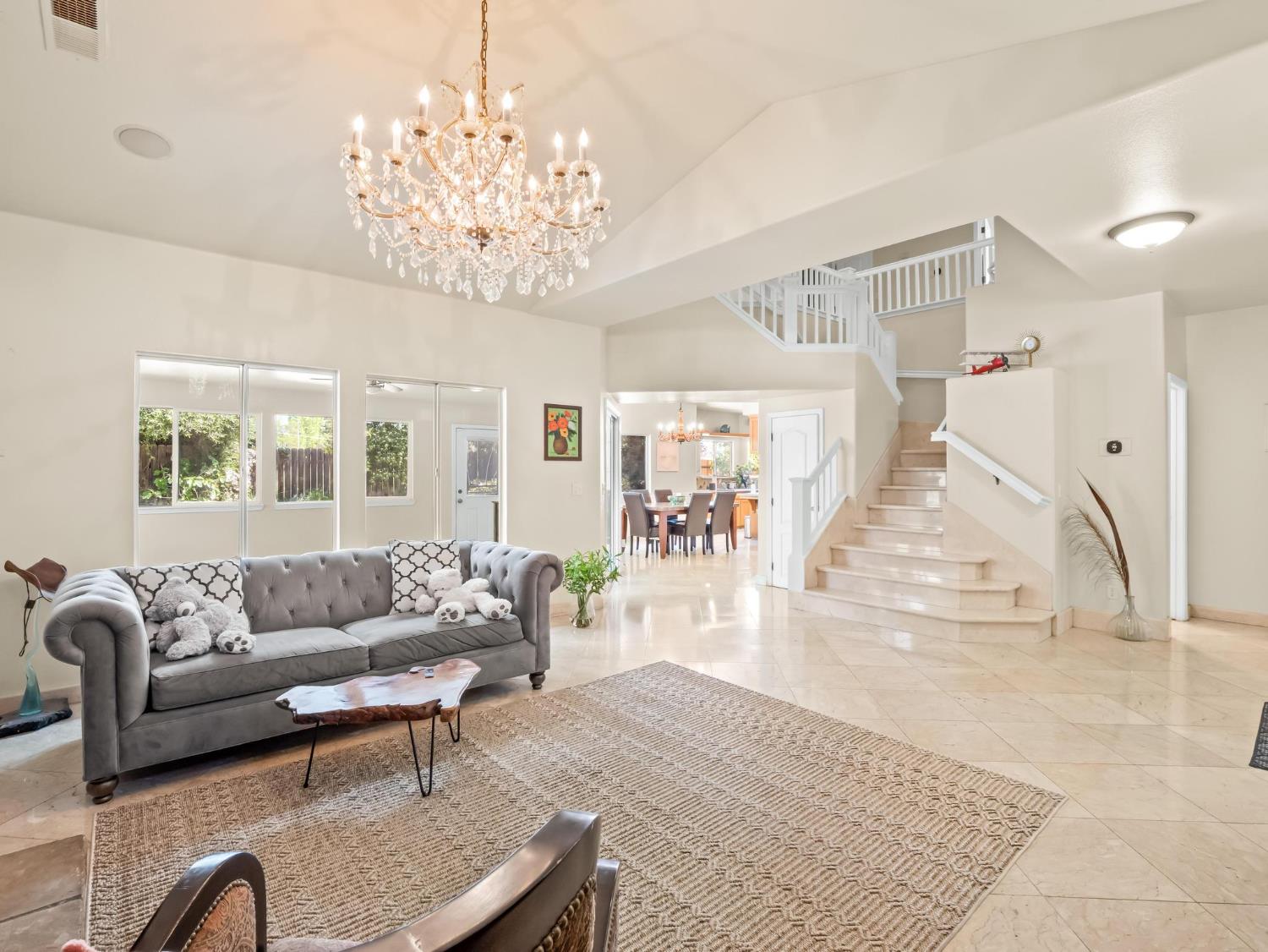 7236 N Bonadelle Ave, Fresno, CA 93720