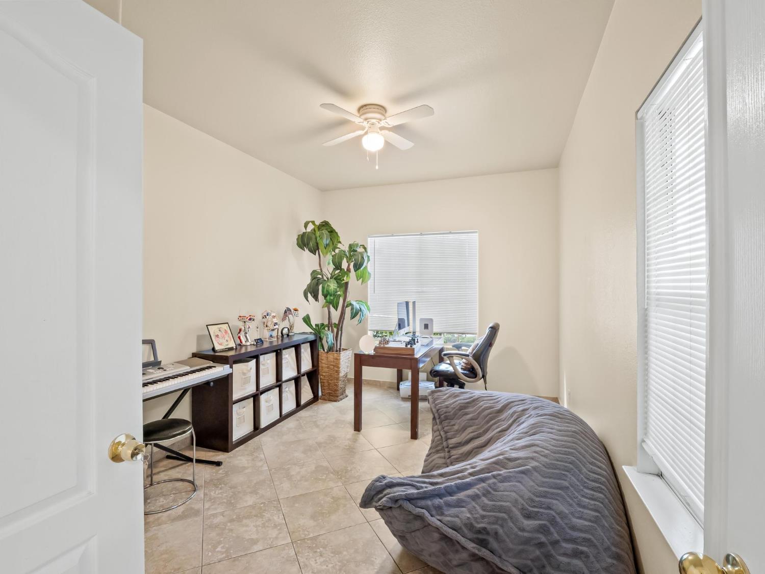 7236 N Bonadelle Ave, Fresno, CA 93720