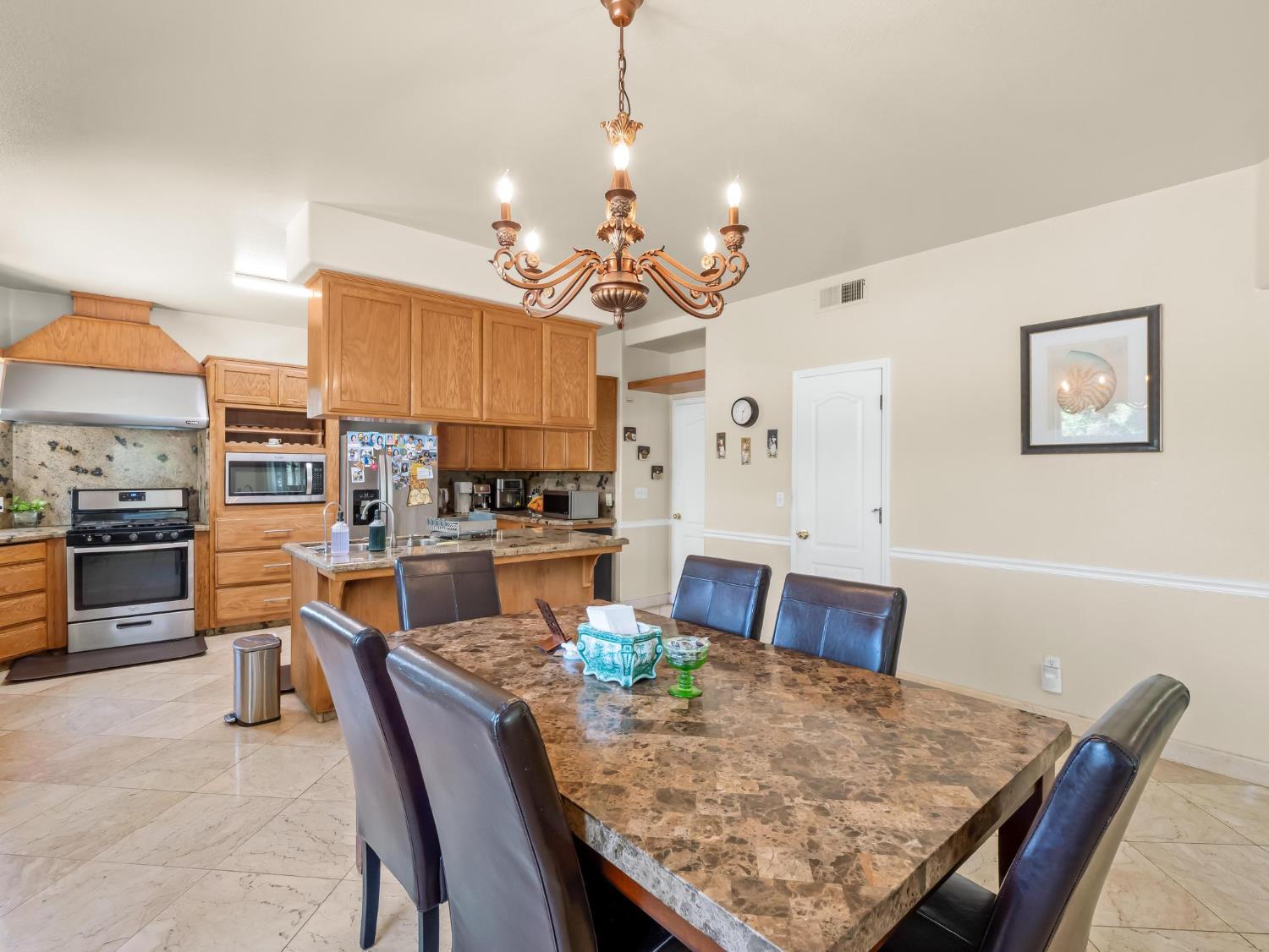 7236 N Bonadelle Ave, Fresno, CA 93720