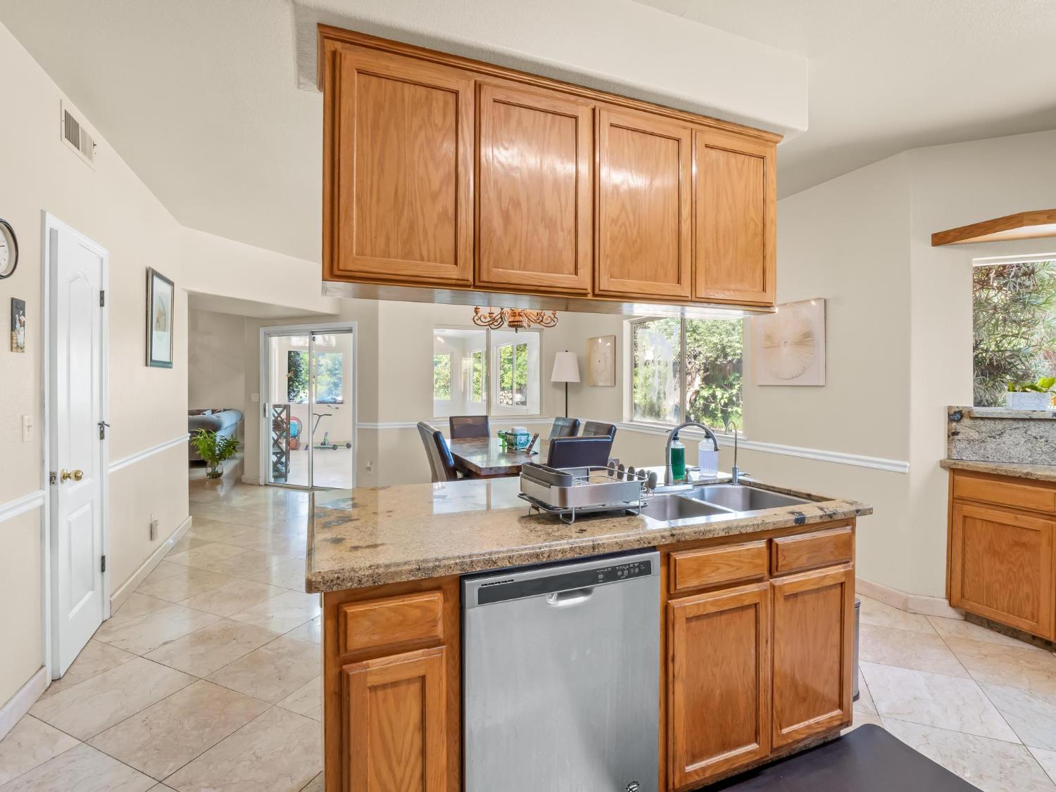 7236 N Bonadelle Ave, Fresno, CA 93720