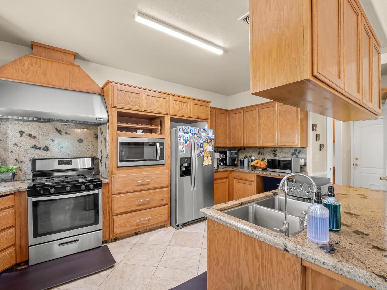 7236 N Bonadelle Ave, Fresno, CA 93720