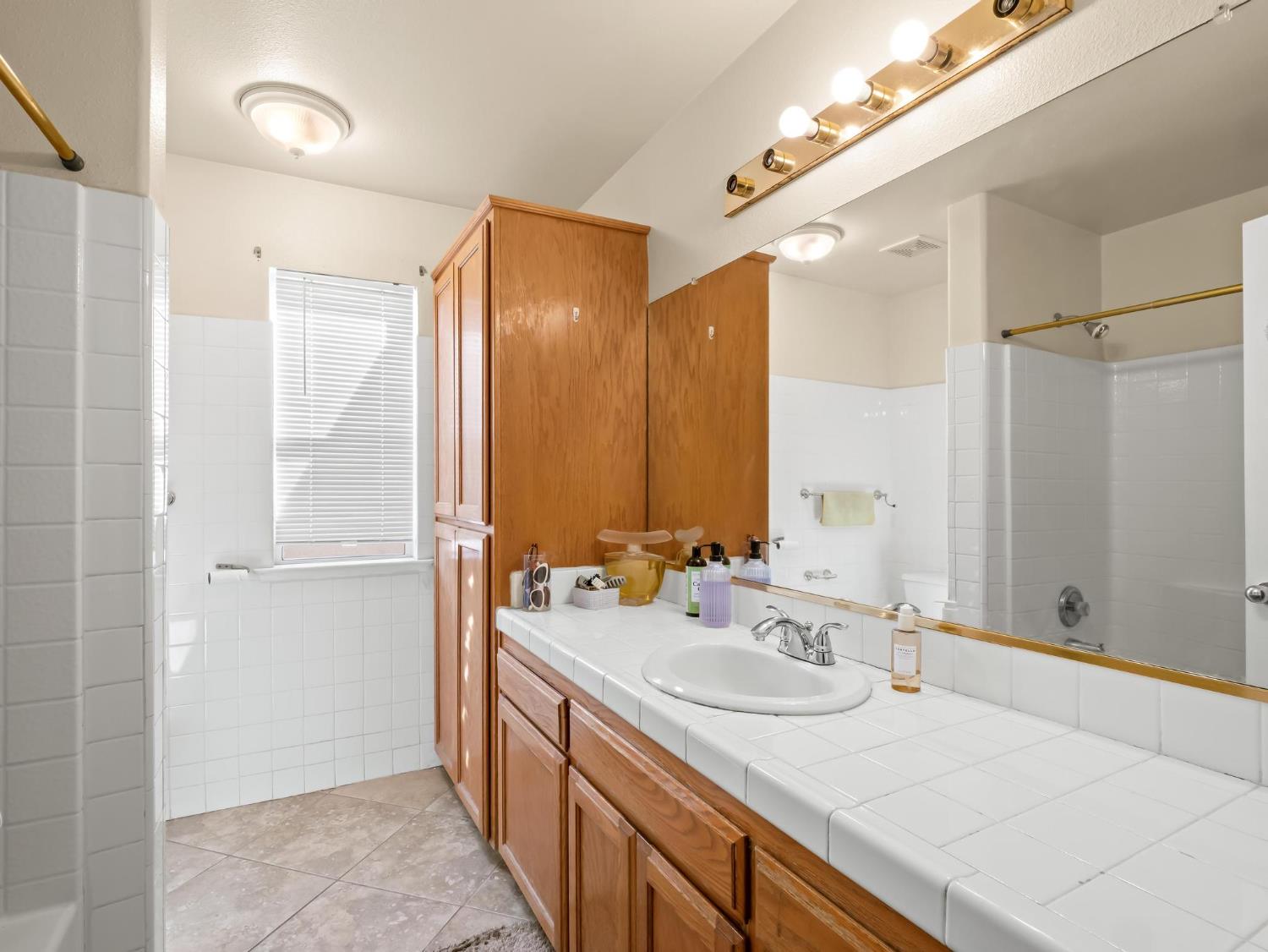 7236 N Bonadelle Ave, Fresno, CA 93720