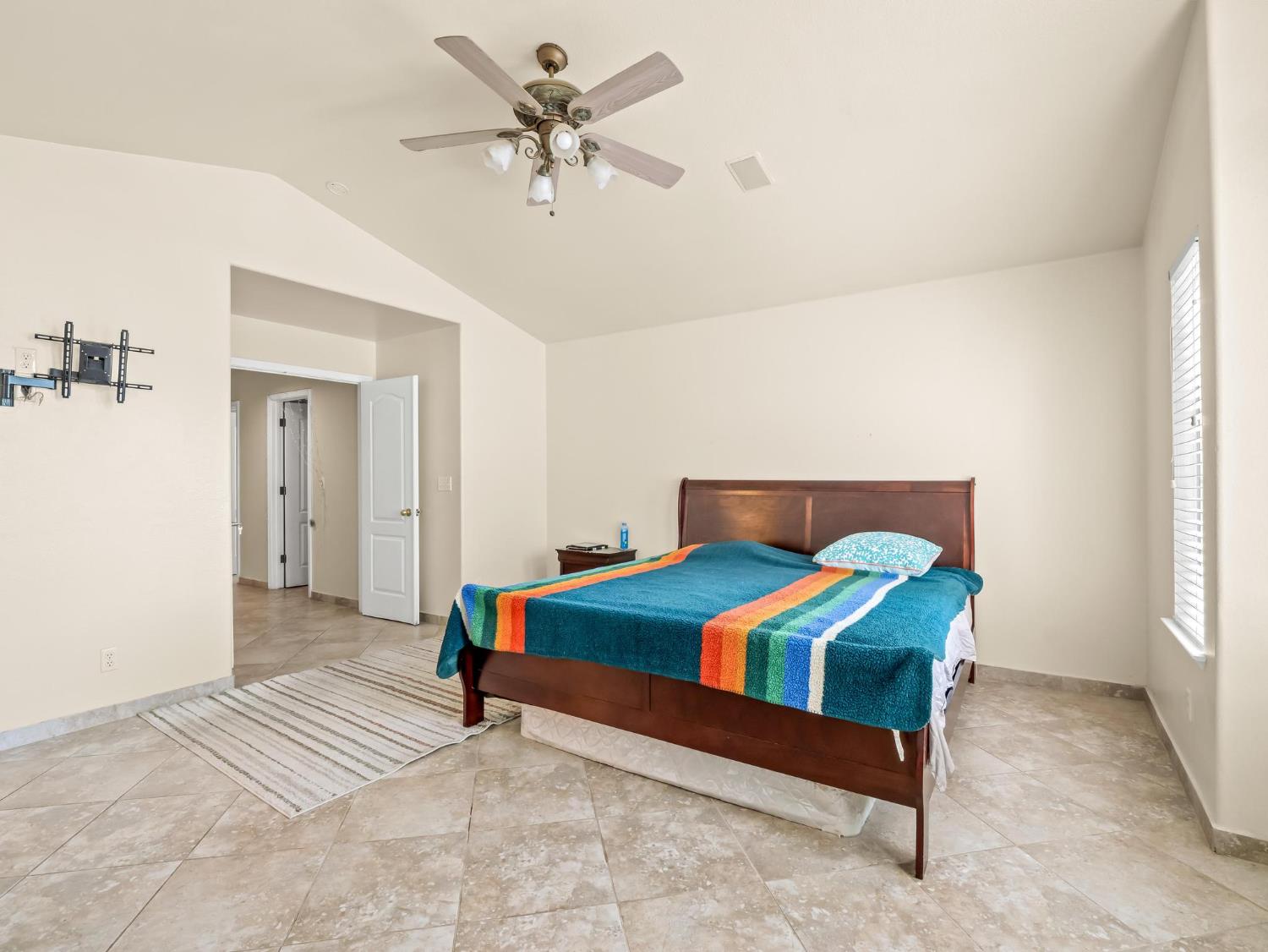 7236 N Bonadelle Ave, Fresno, CA 93720