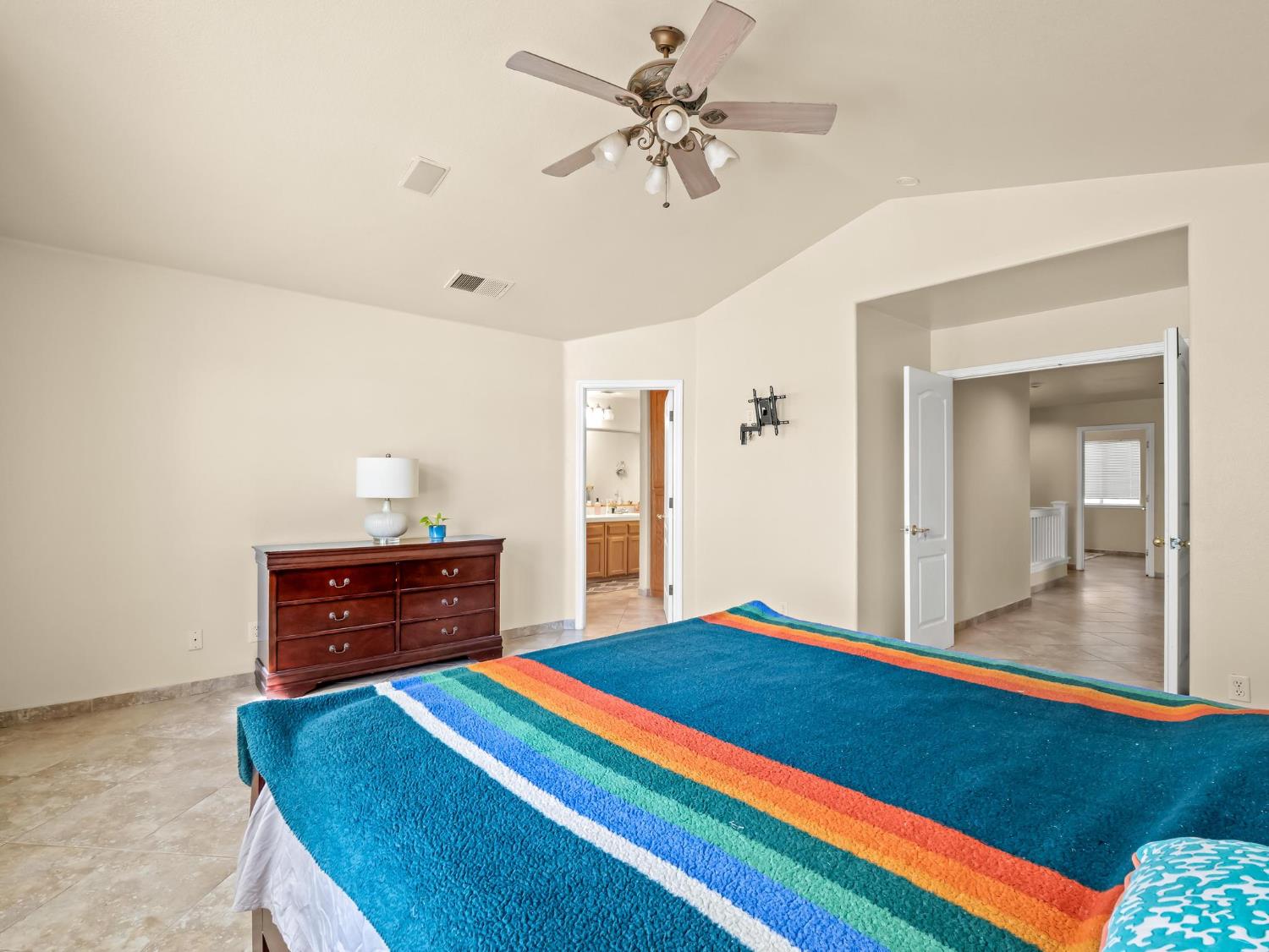 7236 N Bonadelle Ave, Fresno, CA 93720