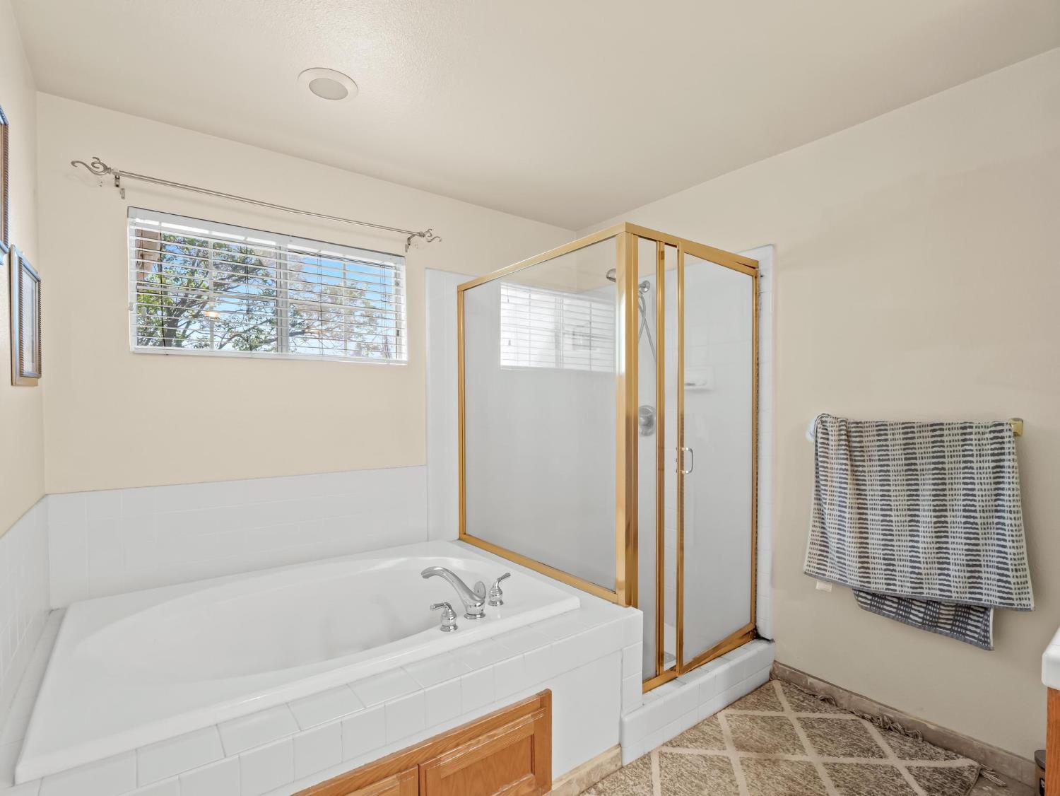 7236 N Bonadelle Ave, Fresno, CA 93720