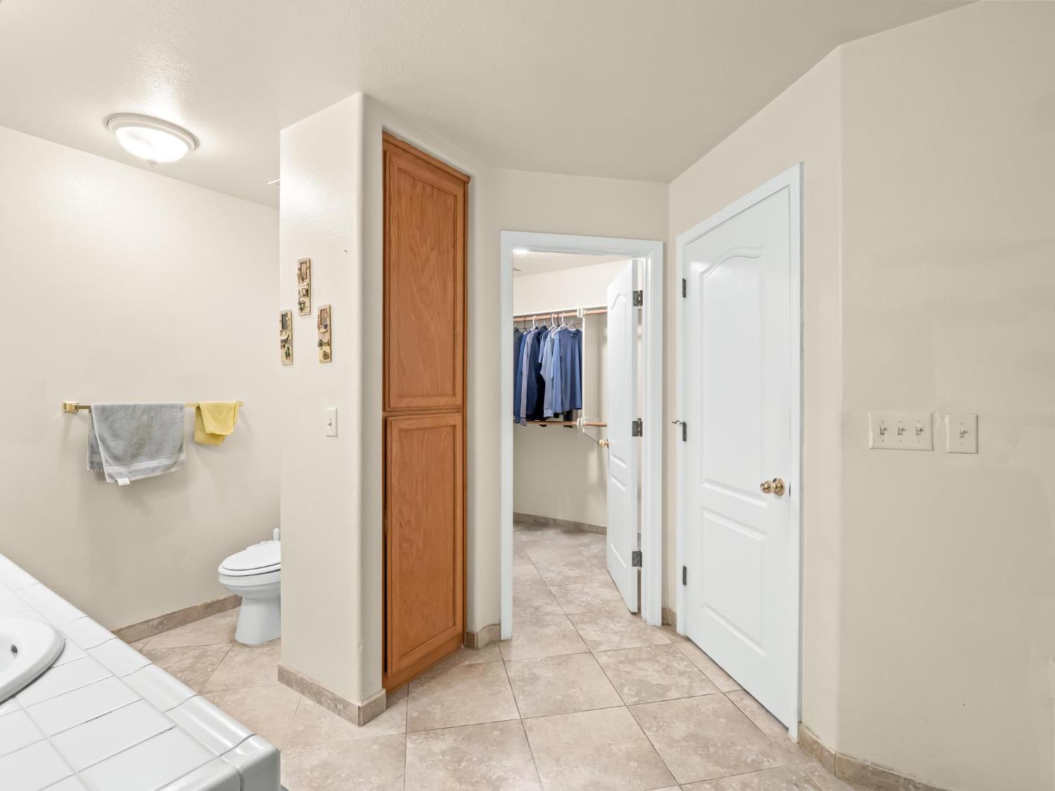 7236 N Bonadelle Ave, Fresno, CA 93720