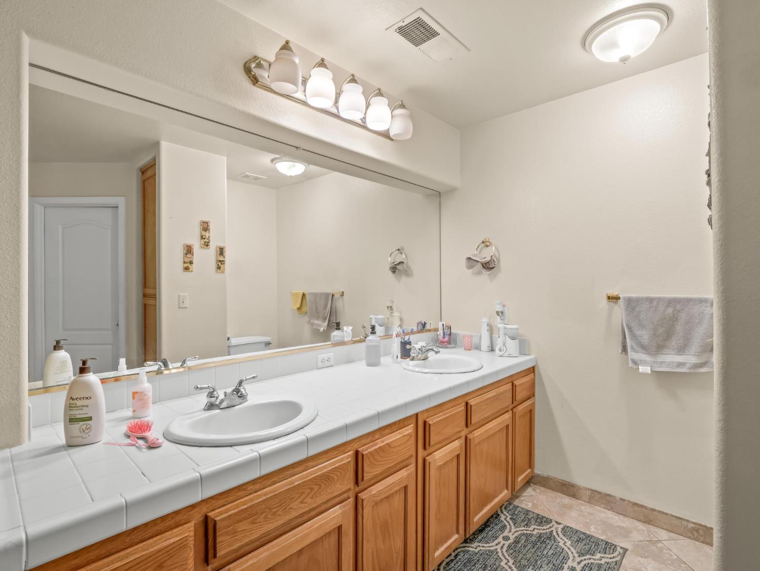 7236 N Bonadelle Ave, Fresno, CA 93720