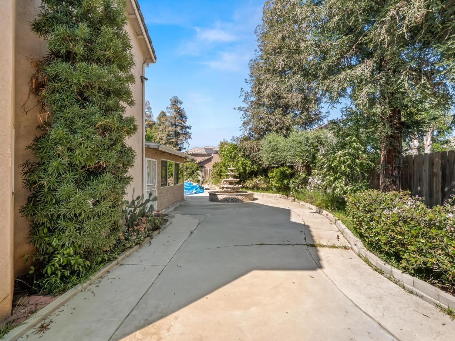 7236 N Bonadelle Ave, Fresno, CA 93720