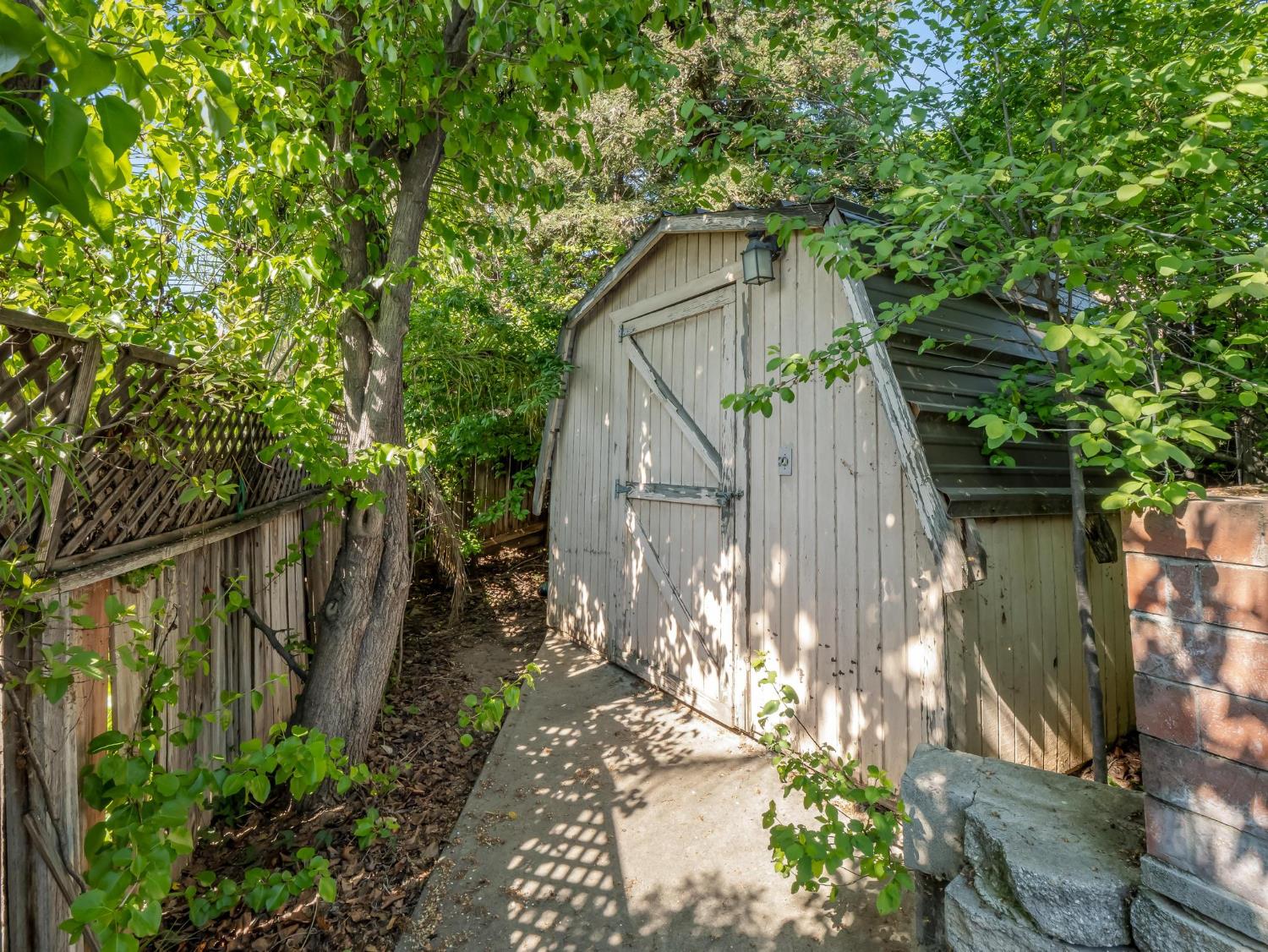 7236 N Bonadelle Ave, Fresno, CA 93720