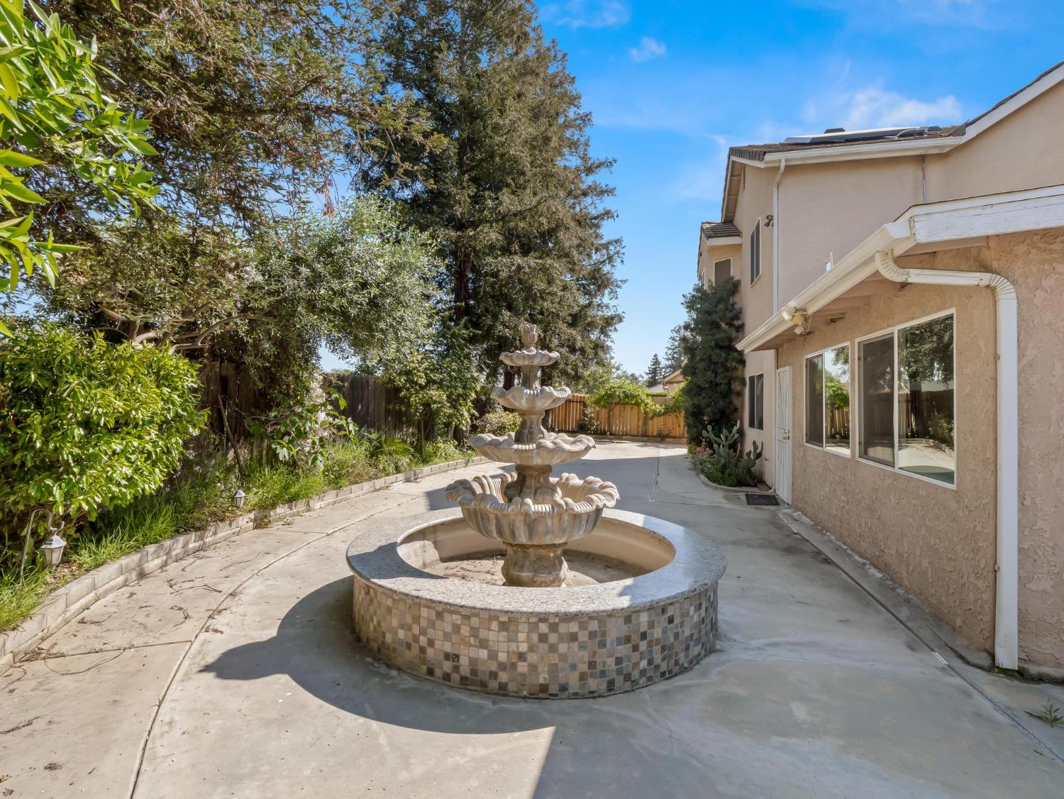 7236 N Bonadelle Ave, Fresno, CA 93720