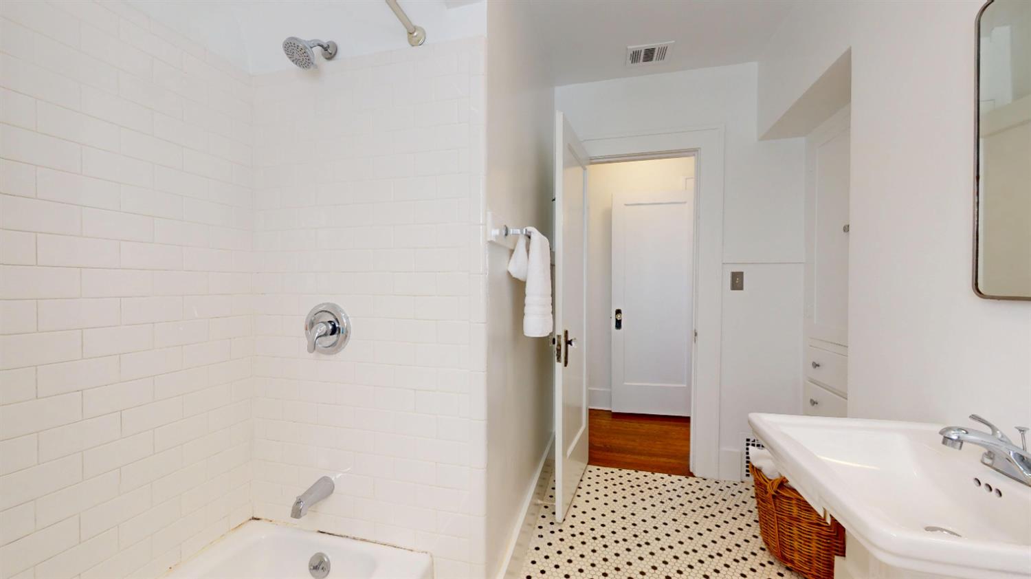 807 E Peralta Way, Fresno, CA 93704