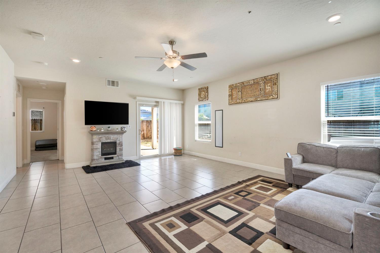 5952 E Truman Ave, Fresno, CA 93727