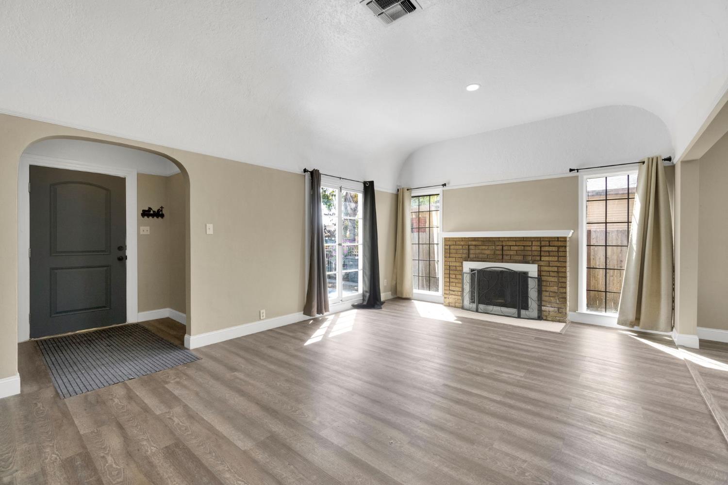 963 N Arthur Ave, Fresno, CA 93728