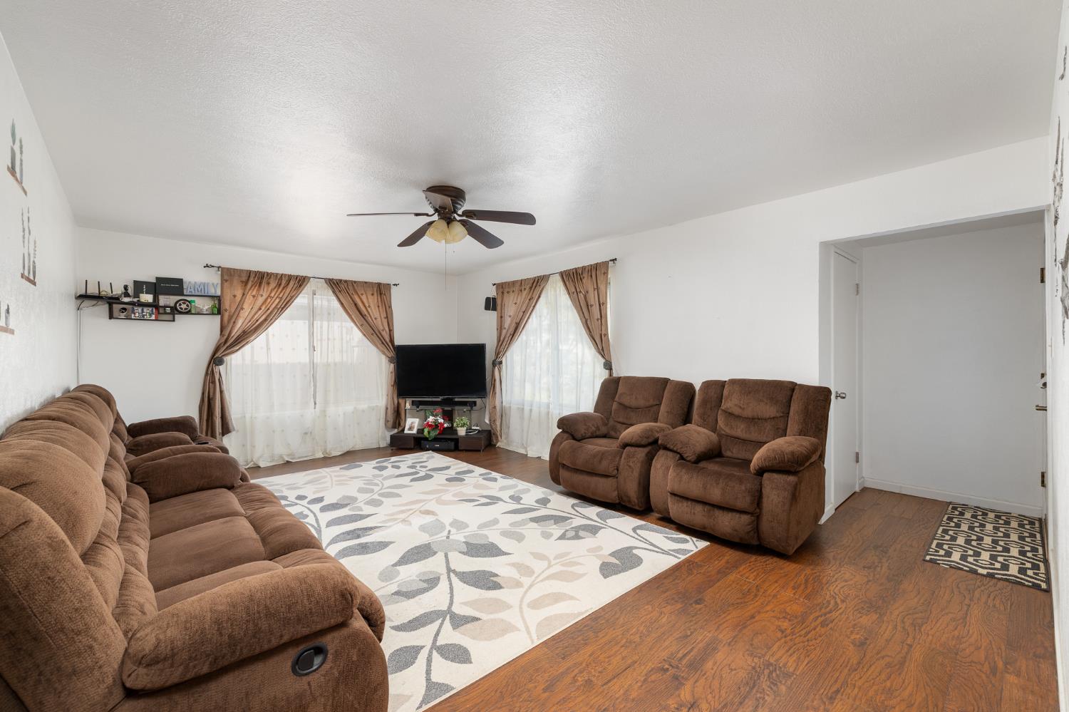 4683 N Angus St, Fresno, CA 93726