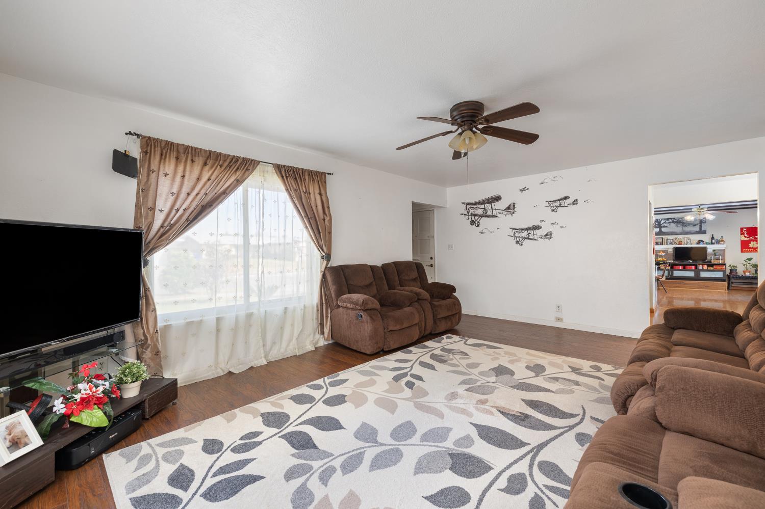 4683 N Angus St, Fresno, CA 93726