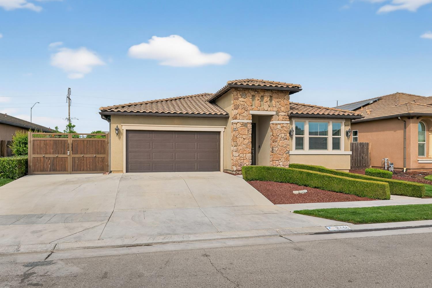 2446 S Claremont Ave, Fresno, CA 93727