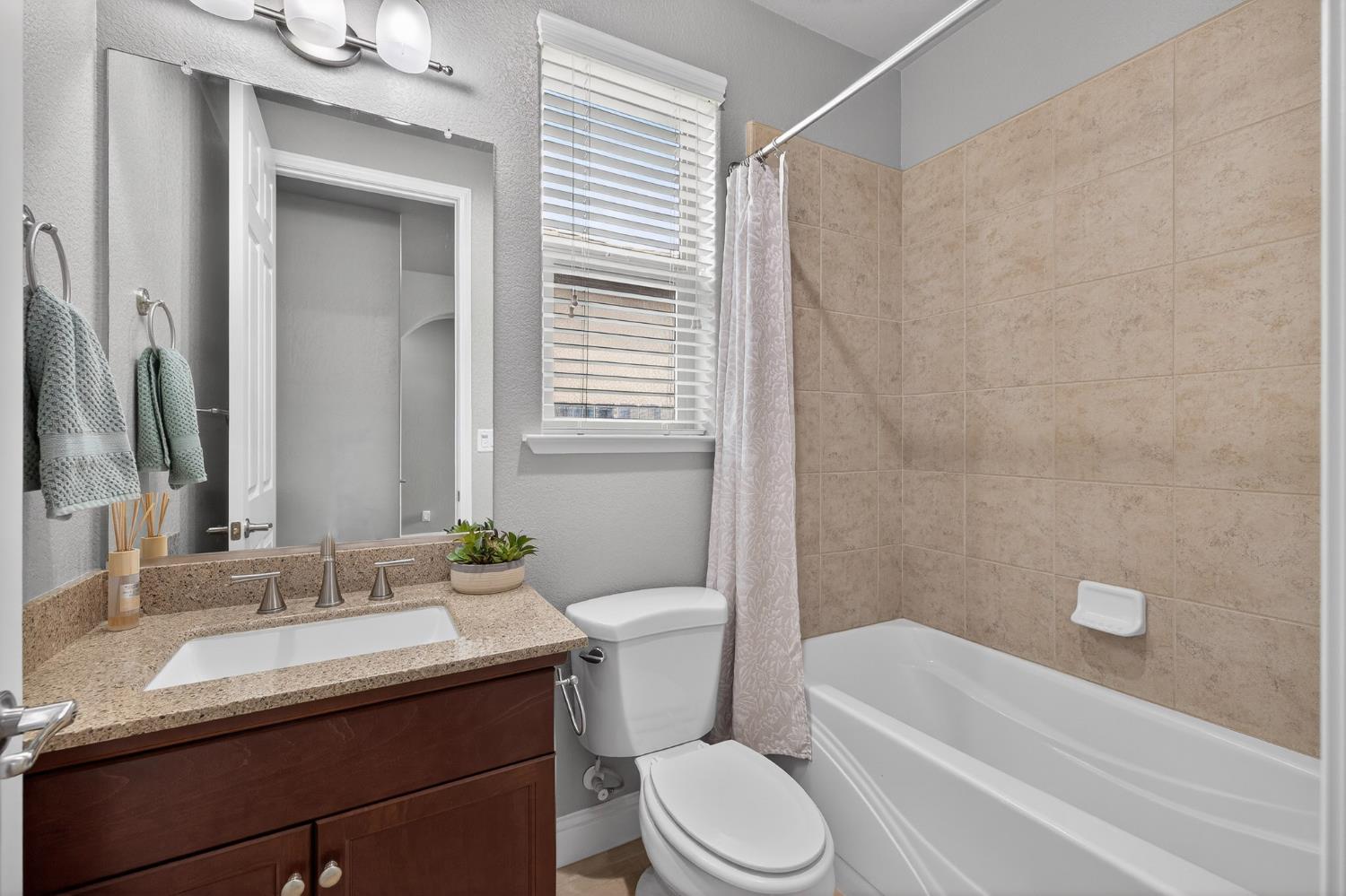 2446 S Claremont Ave, Fresno, CA 93727