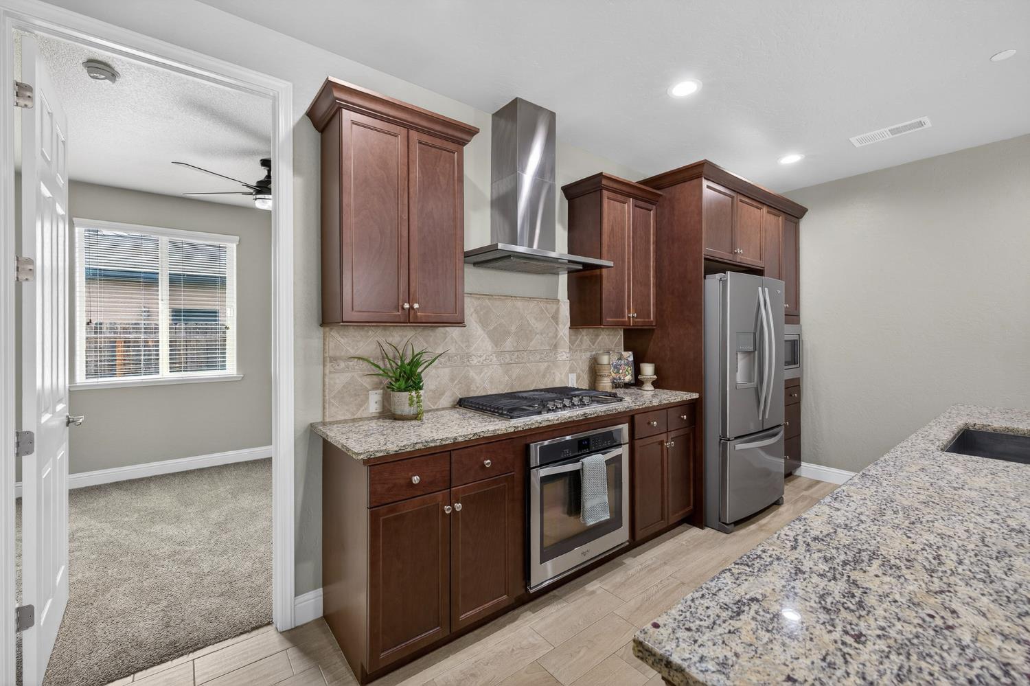 2446 S Claremont Ave, Fresno, CA 93727