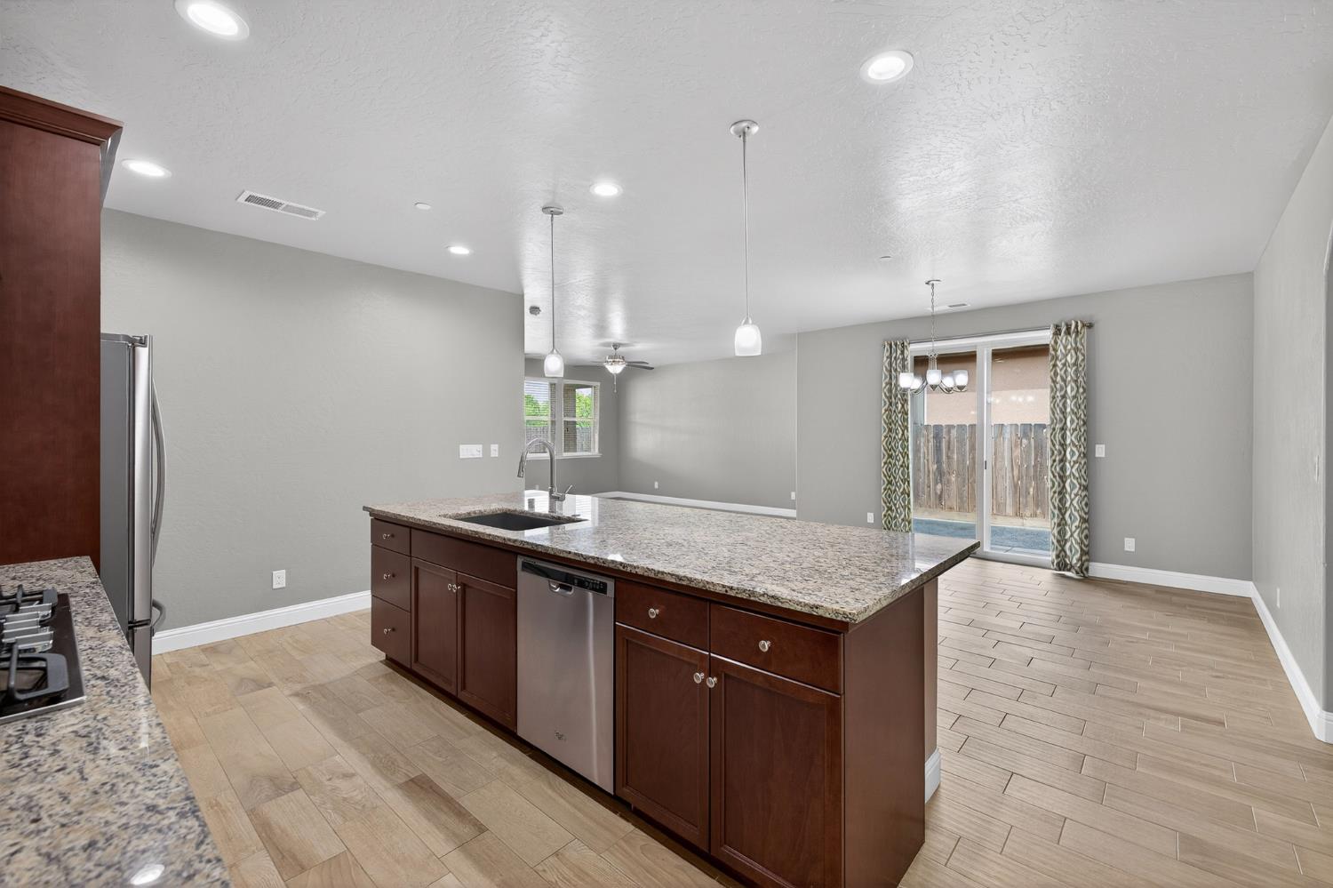 2446 S Claremont Ave, Fresno, CA 93727