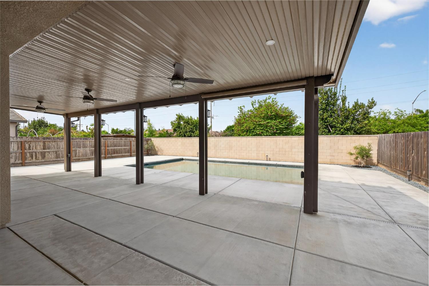 2446 S Claremont Ave, Fresno, CA 93727