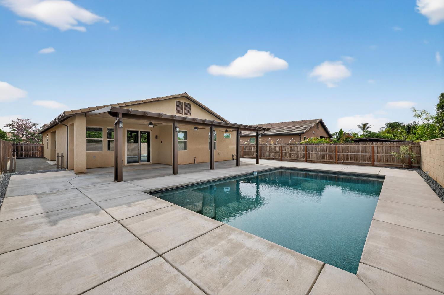 2446 S Claremont Ave, Fresno, CA 93727