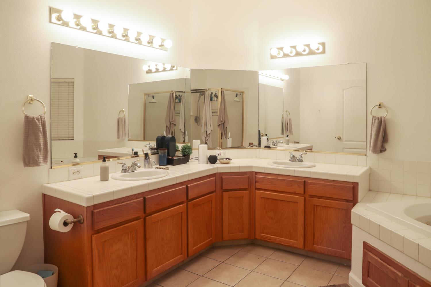 2098 E Revere Rd, Fresno, CA 93720